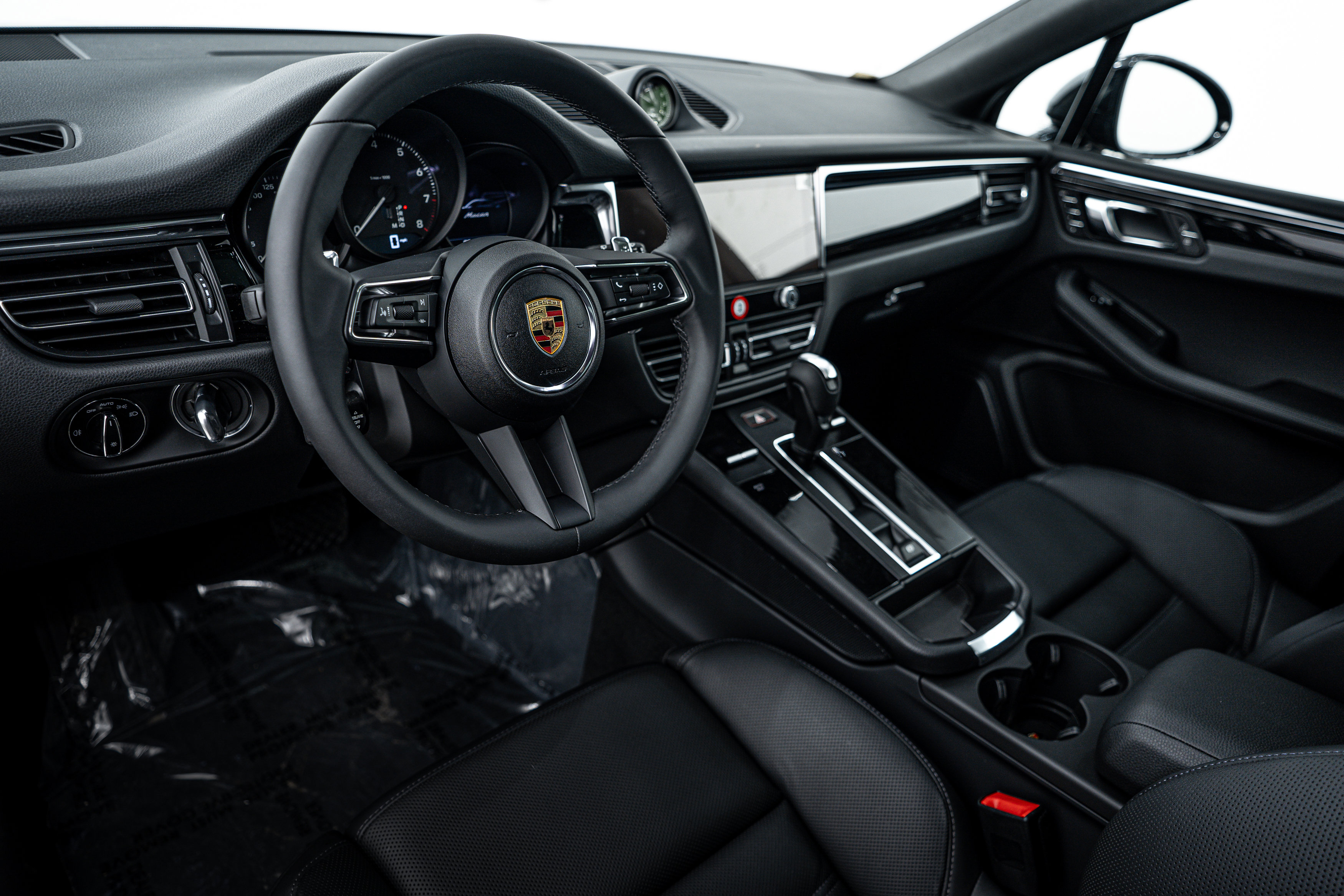 2025 Porsche Macan Base photo 4