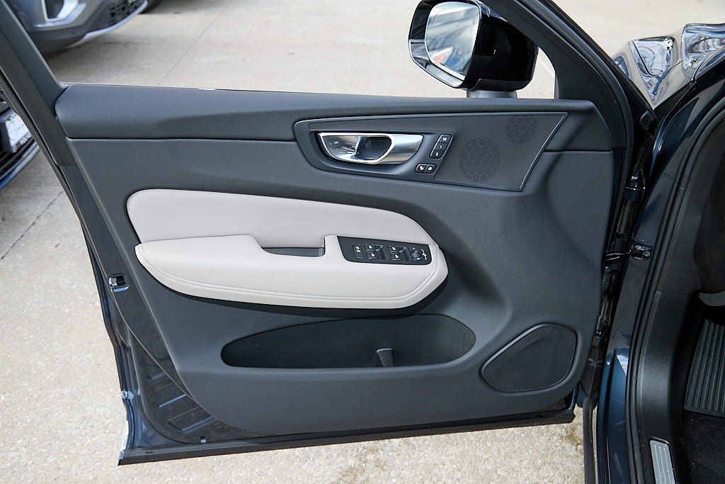 2026 VOLVO XC60 - Image 9