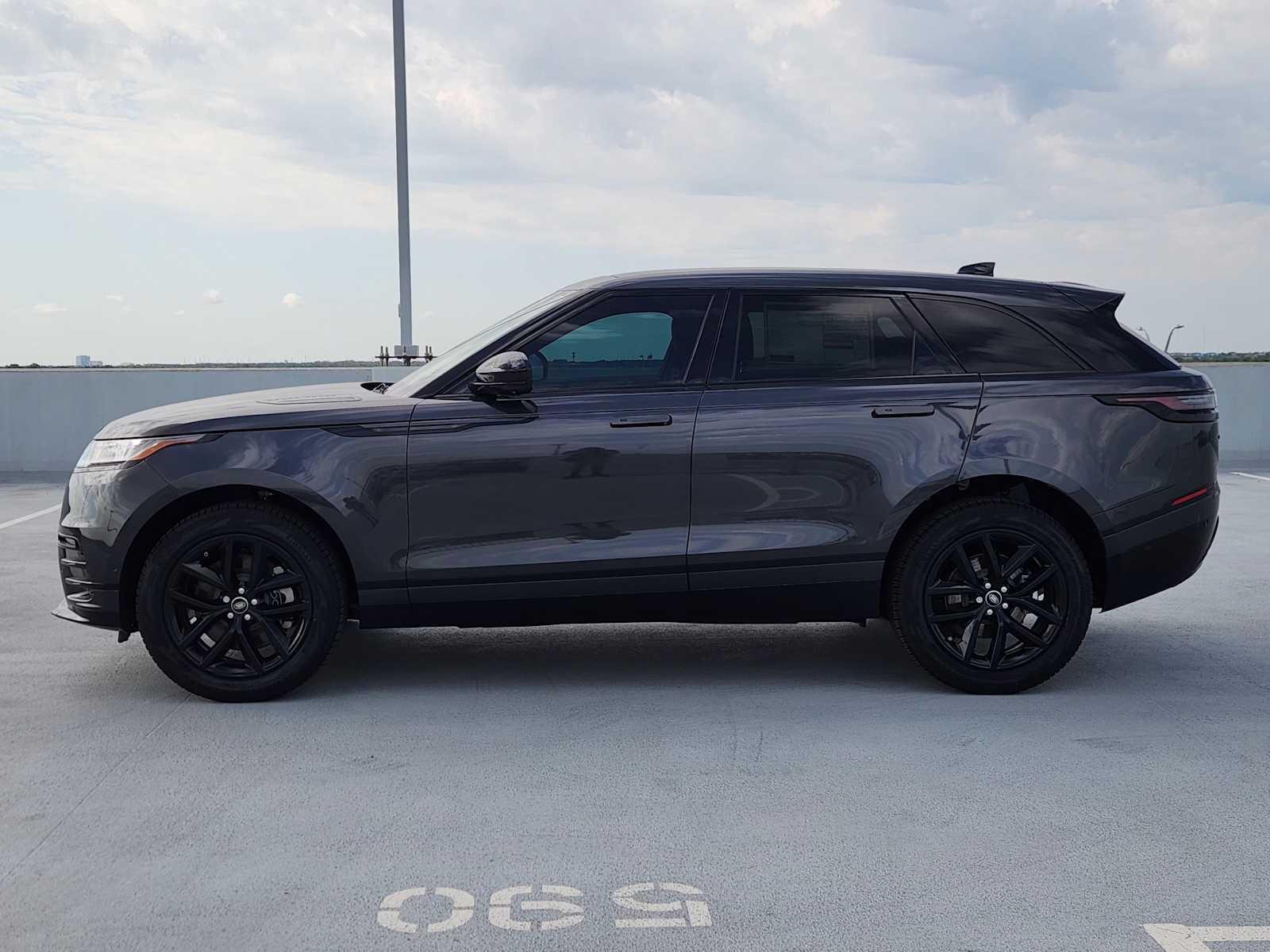2026 Land Rover Range Rover Velar SE photo 4