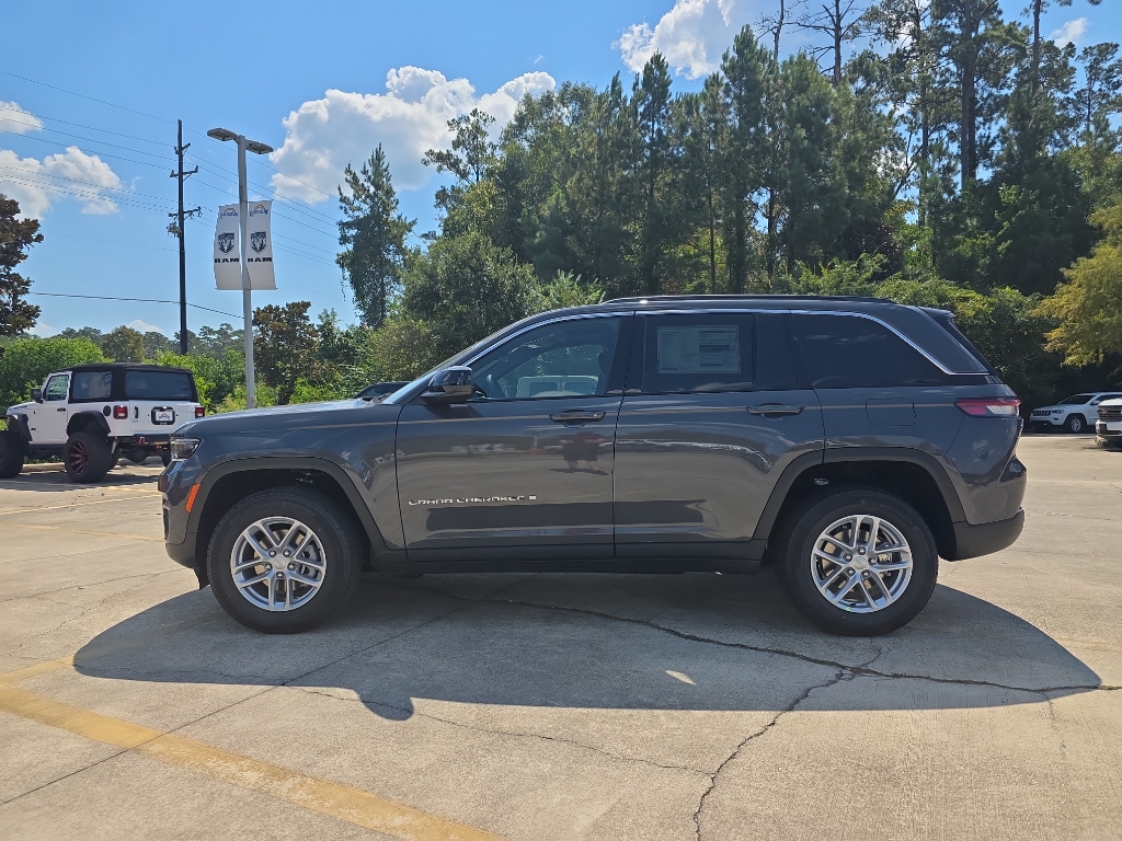 2025 Jeep Grand Cherokee Laredo photo 4