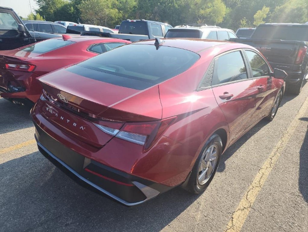 2024 Hyundai Elantra SE photo 4