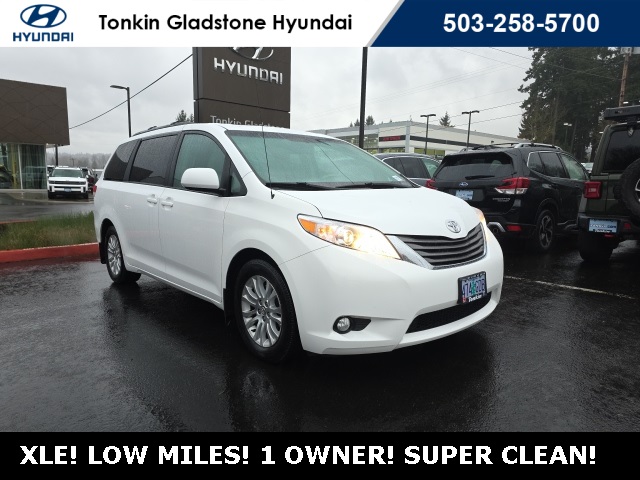 2013 Toyota Sienna XLE's photo