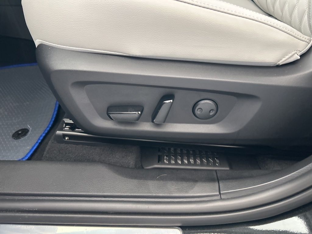 2025 Mitsubishi Outlander PHEV SEL Platinum photo 45