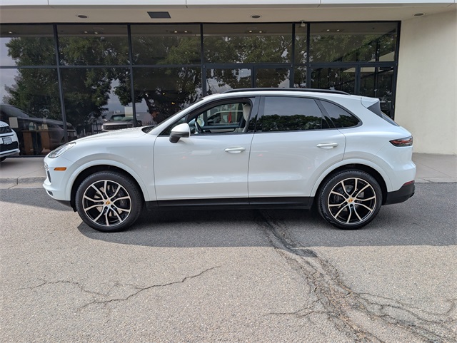2023 Porsche Cayenne Platinum Edition photo 2