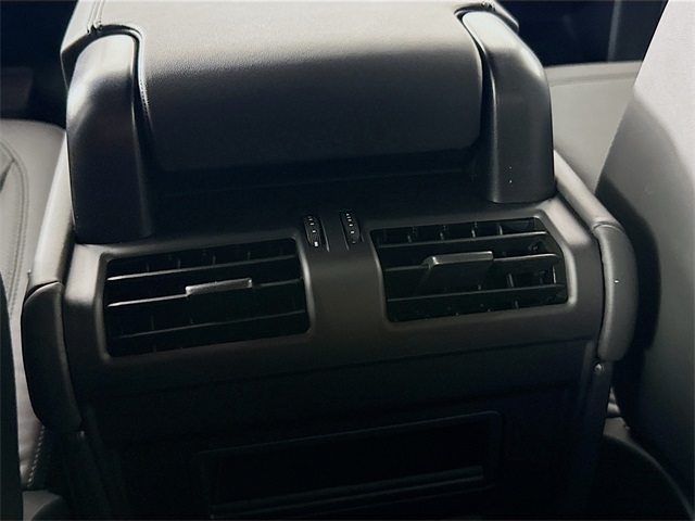 2025 Land Rover Defender 110 X-Dynamic SE photo 21