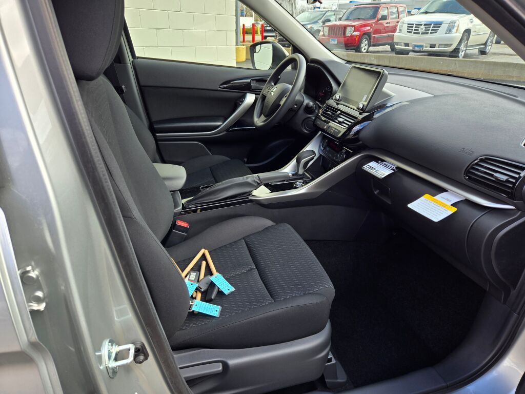 2025 Mitsubishi Eclipse Cross LE photo 2