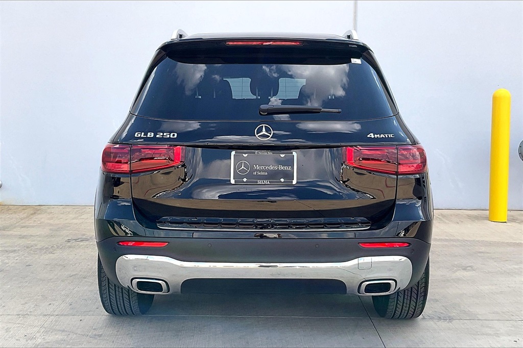 2026 Mercedes Benz GLB 250 4MATIC photo 4