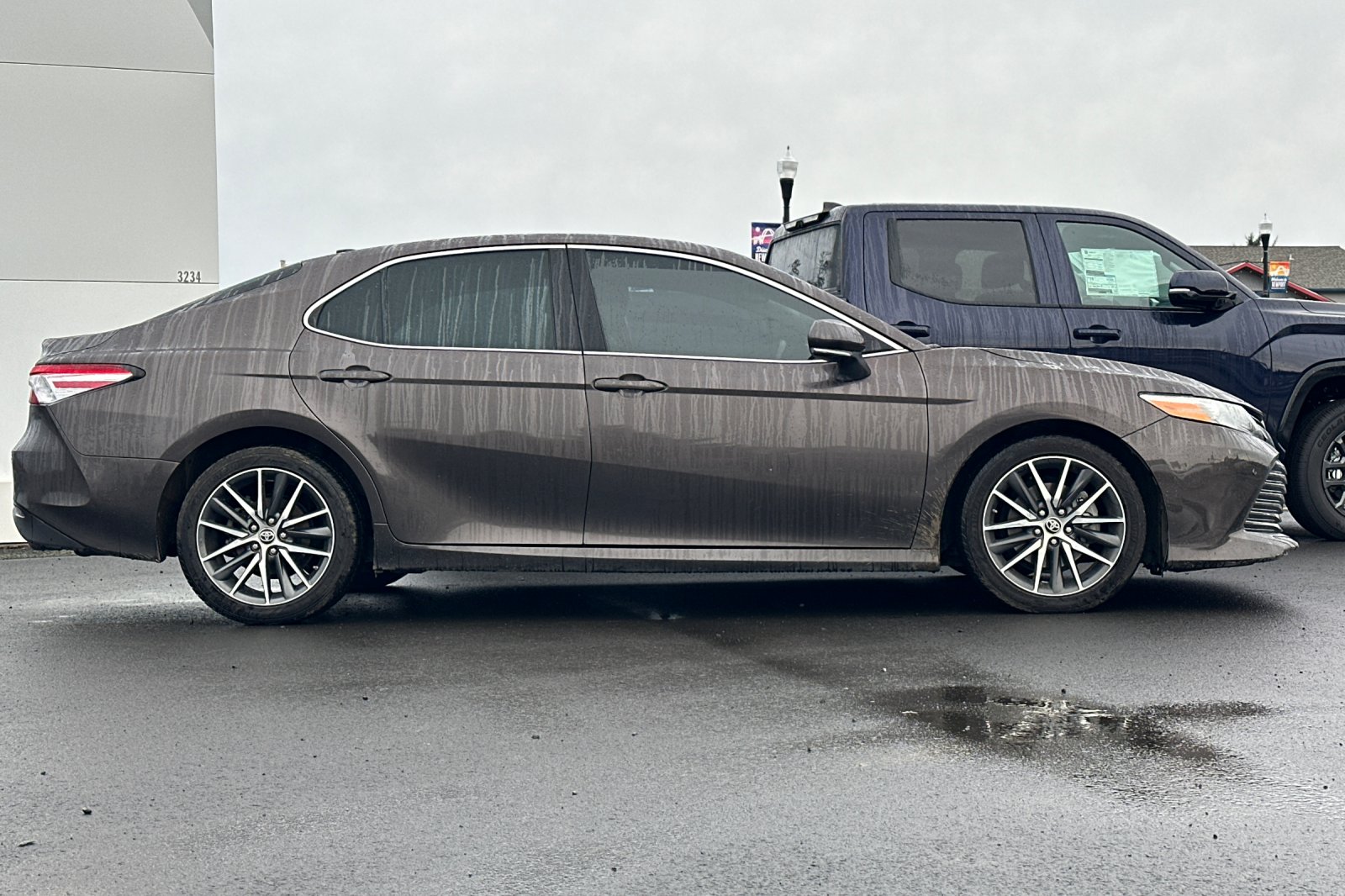 2018 Toyota Camry XLE photo 2