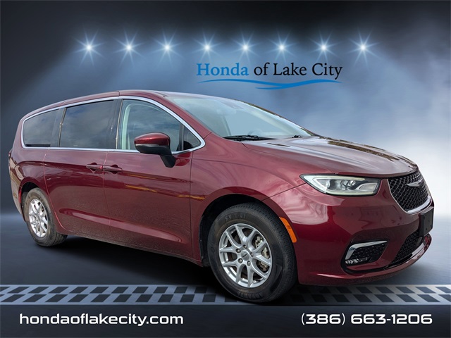 2023 Chrysler Pacifica Touring L's photo
