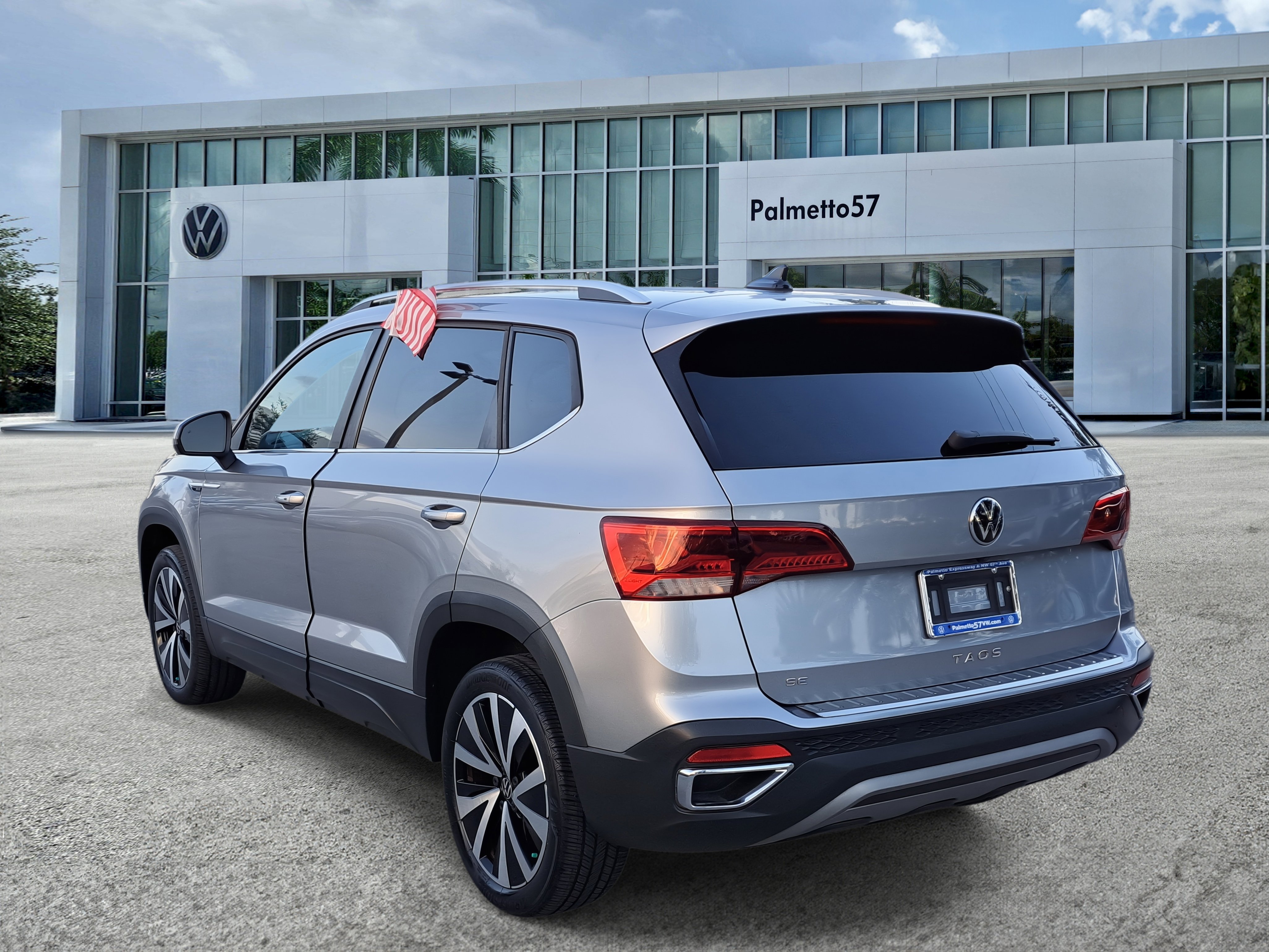 2022 Volkswagen Taos SE photo 2