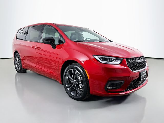 2026 Chrysler Pacifica Select's photo