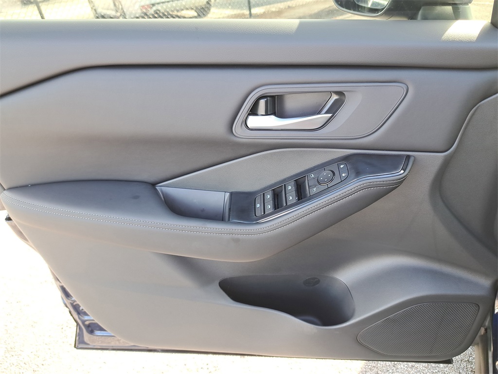 2026 Nissan Rogue SV photo 21