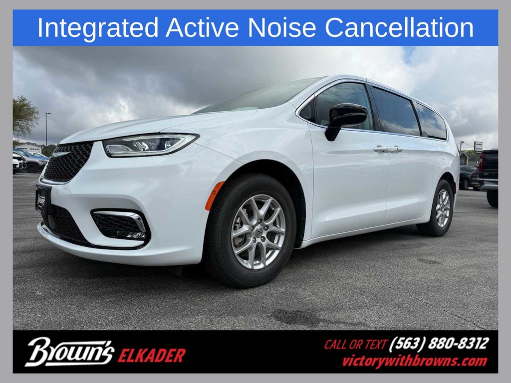 2024 Chrysler Pacifica Touring L's photo