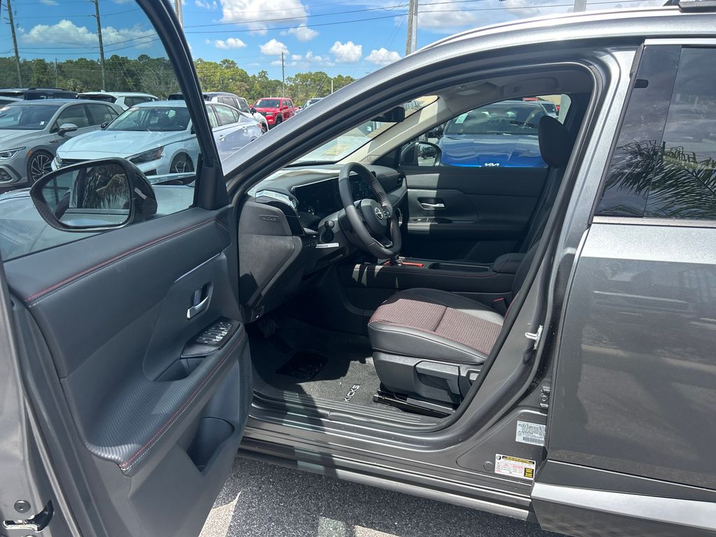 2026 Nissan Kicks SR photo 10