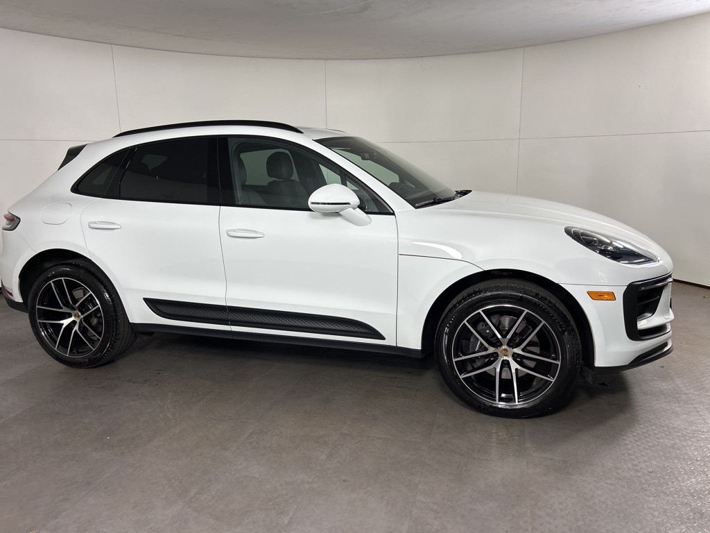 2025 Porsche Macan Base photo 4