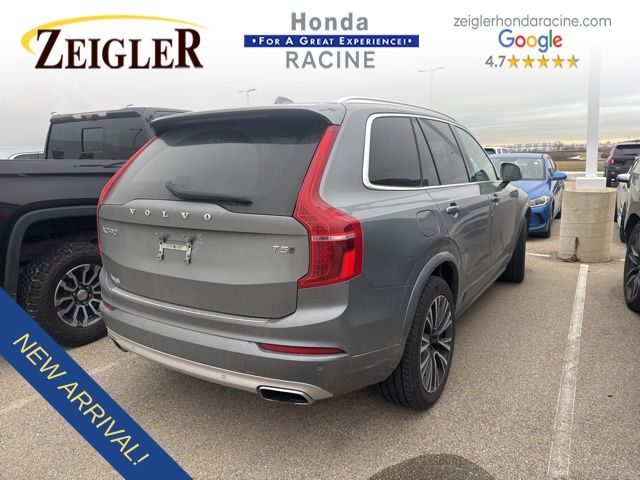 2020 Volvo XC90 Momentum's photo