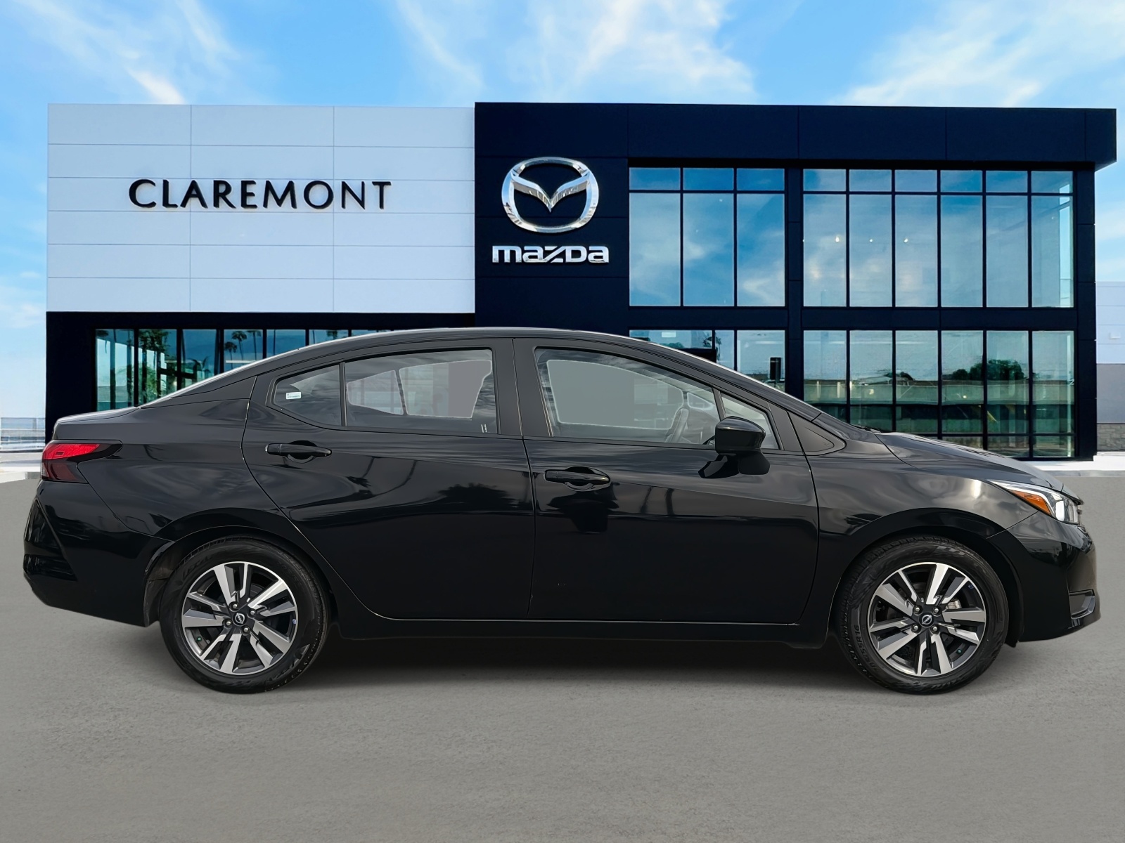 2023 Nissan Versa SV photo 4