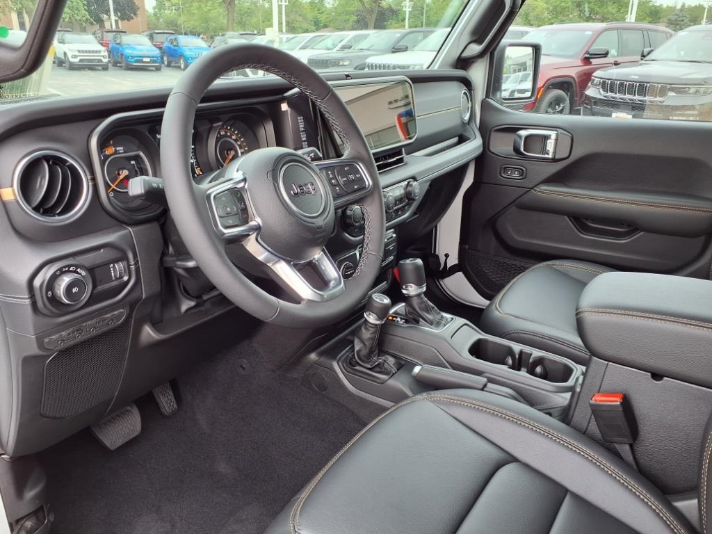 2025 Jeep Wrangler Sahara photo 8