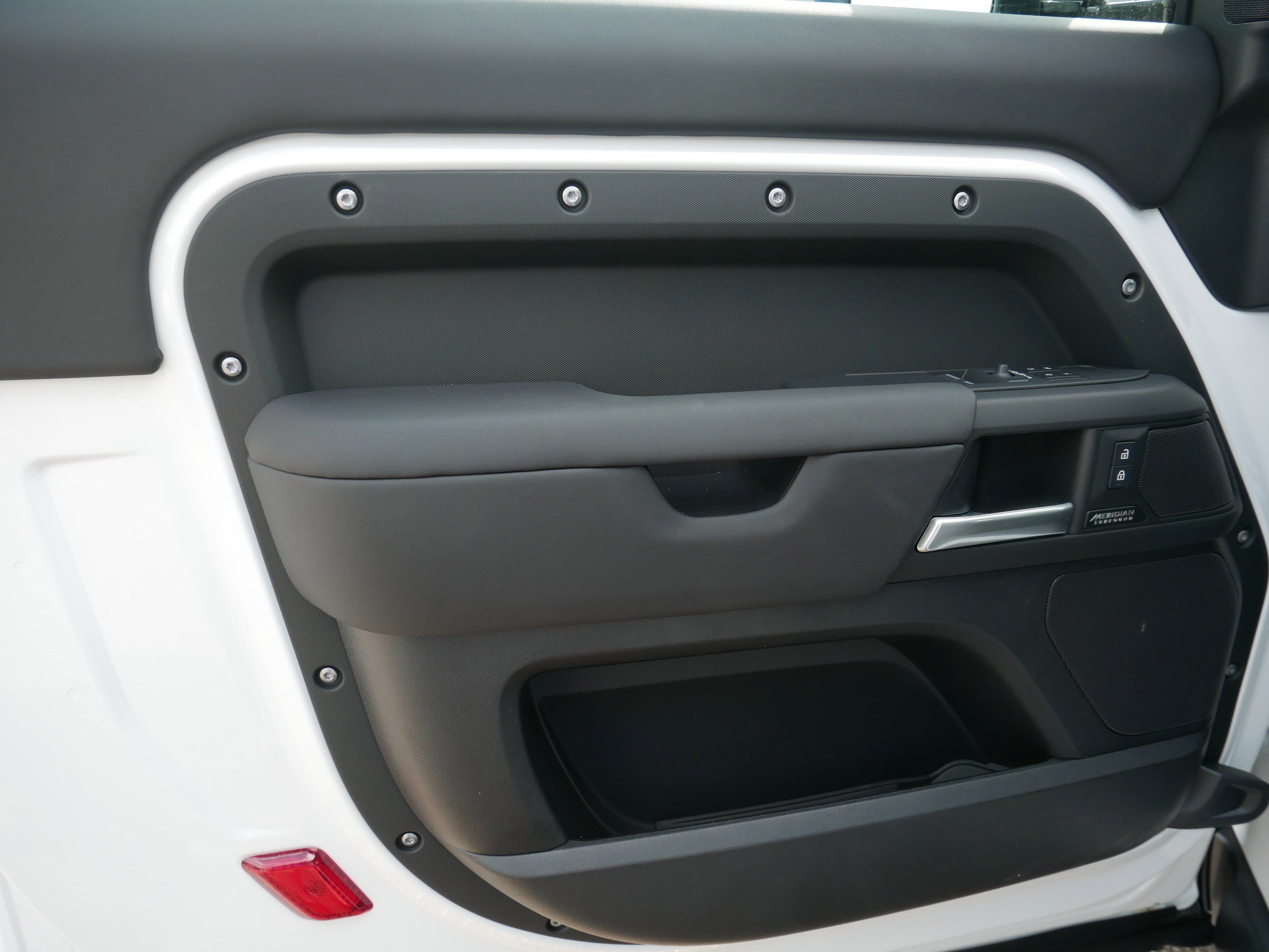 2025 Land Rover Defender 90 X-Dynamic SE photo 4