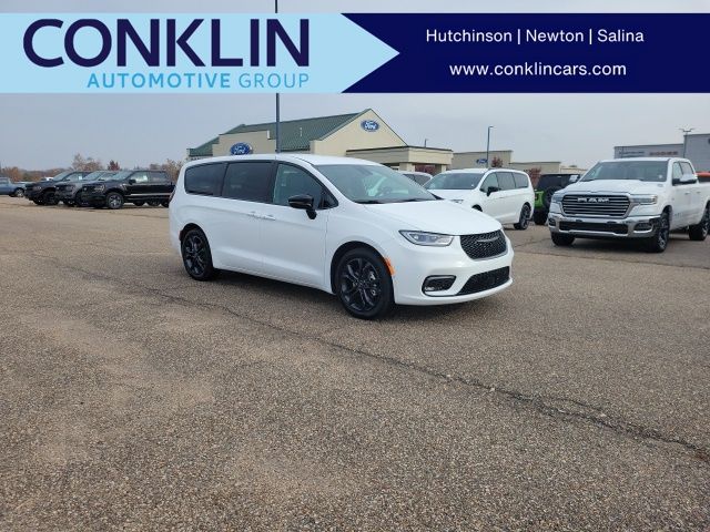 2026 Chrysler Pacifica Select's photo