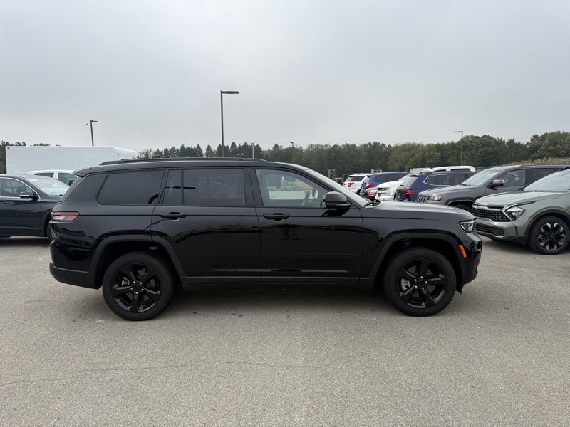 2023 Jeep Grand Cherokee Altitude photo 2