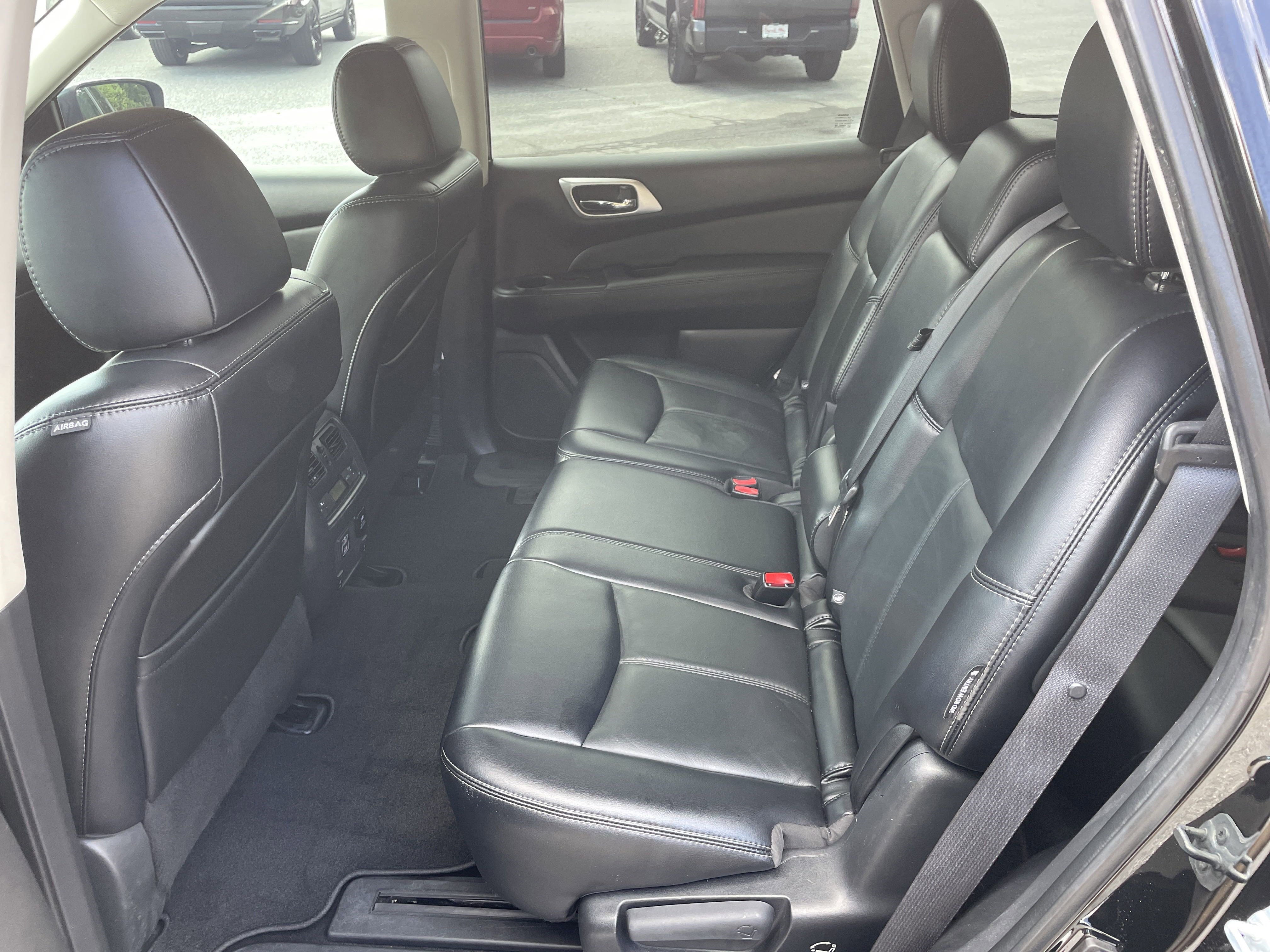 2018 Nissan Pathfinder LE photo 10