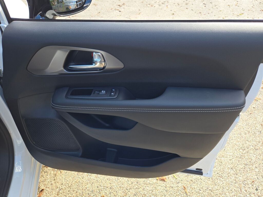 2026 Chrysler Pacifica photo 4