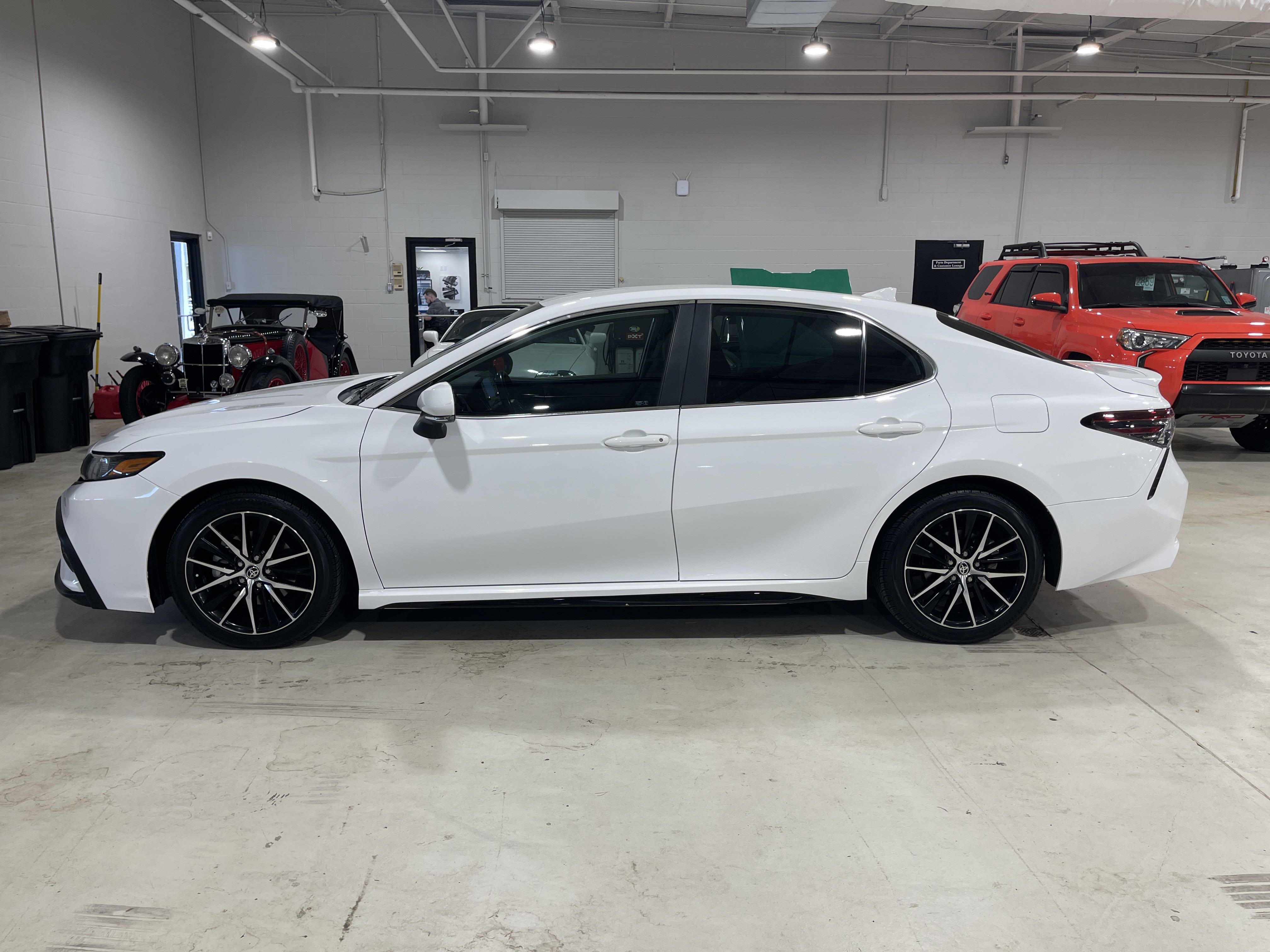 2022 Toyota Camry SE photo 2