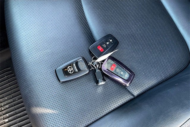 2020 Toyota RAV4 Limited photo 9
