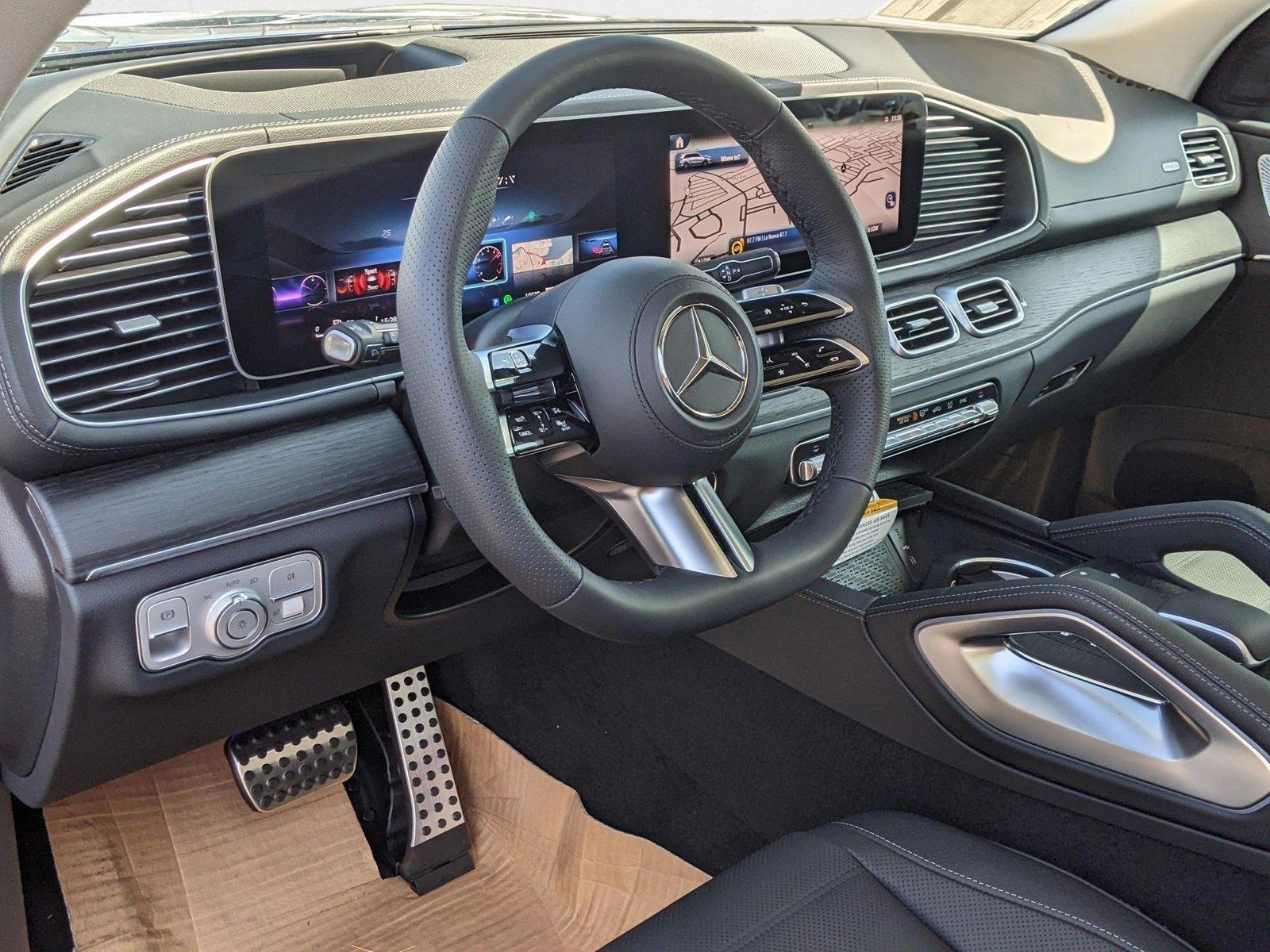 2025 Mercedes Benz GLS 450 4MATIC photo 3