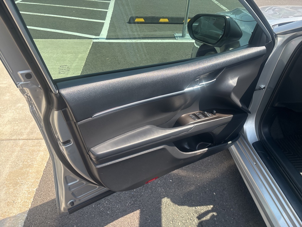 2022 Toyota Camry Hybrid SE photo 13