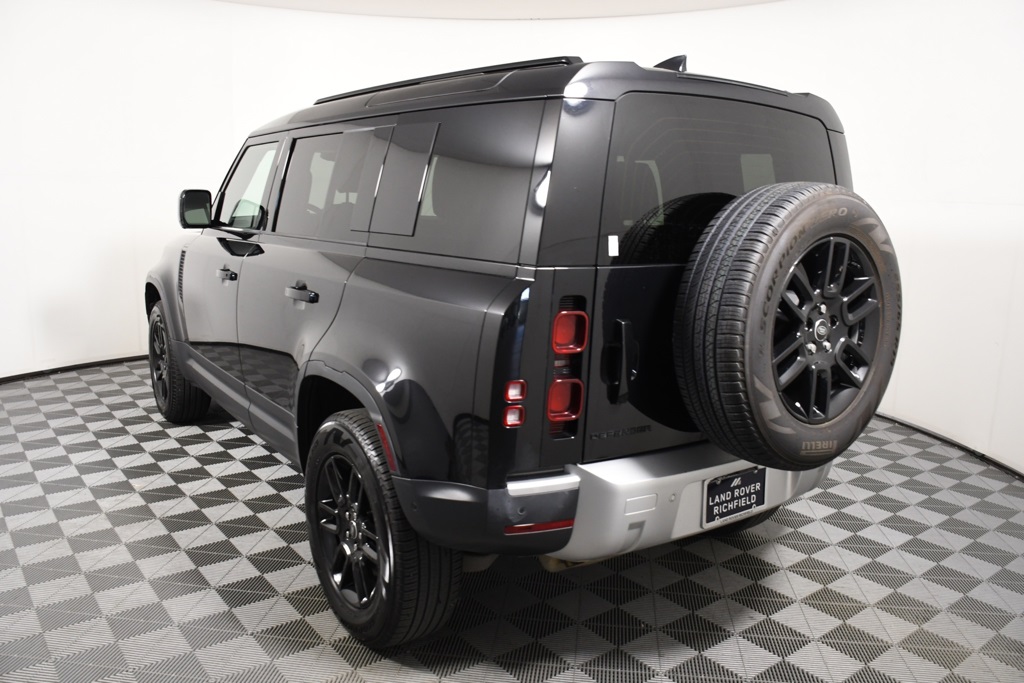 2025 Land Rover Defender 110 S photo 4