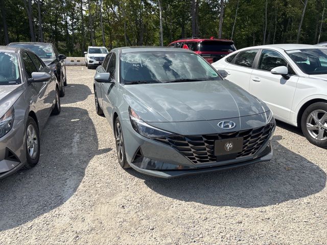 2022 Hyundai Elantra Limited photo 2