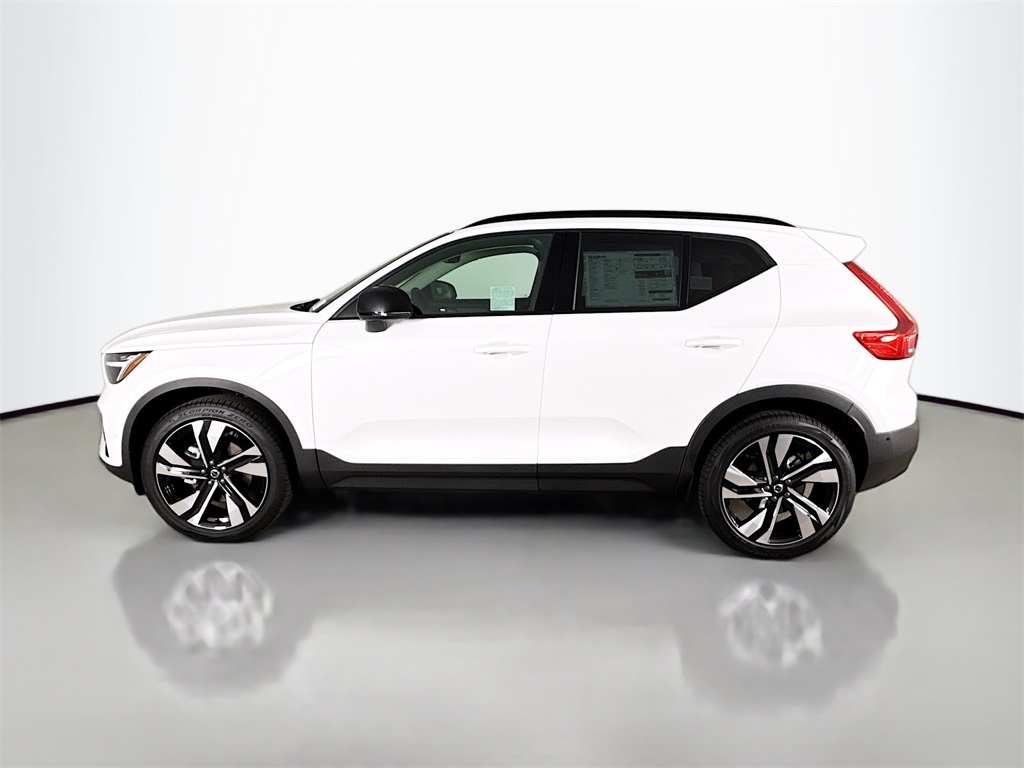 2025 Volvo XC40 Plus photo 3