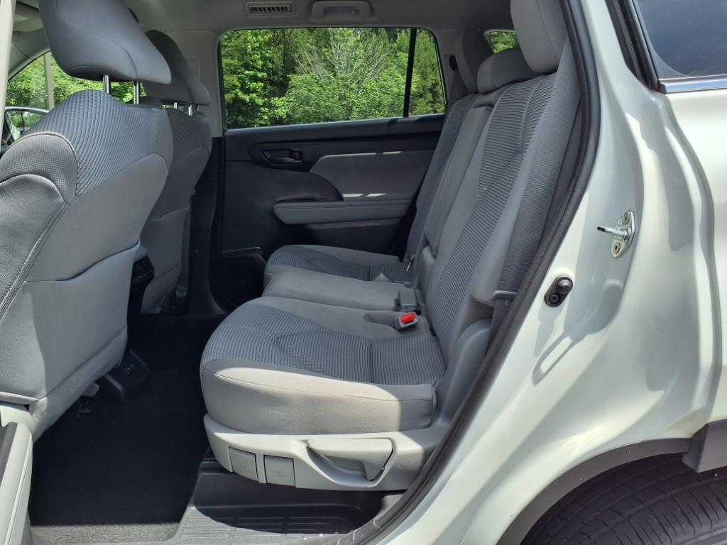 2020 Toyota Highlander LE photo 19