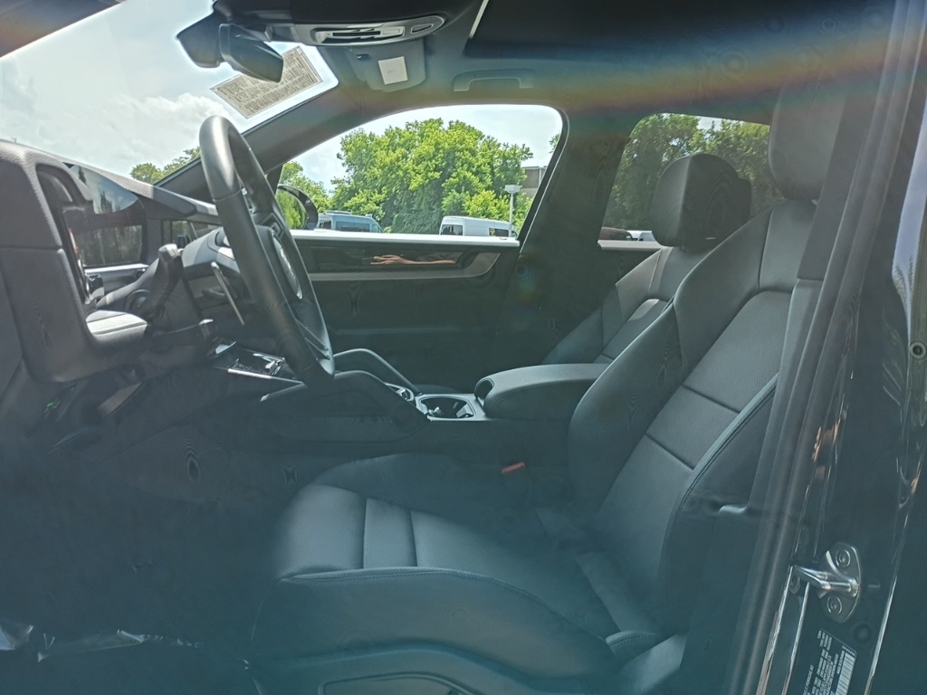 2025 Porsche Cayenne photo 17
