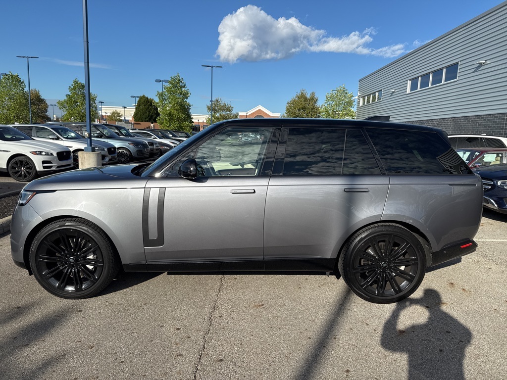 2023 Land Rover Range Rover SE photo 8
