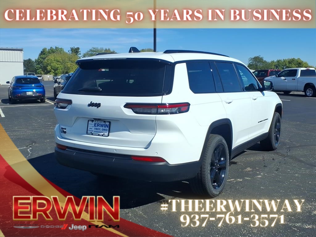 2025 Jeep Grand Cherokee Laredo Altitude photo 2