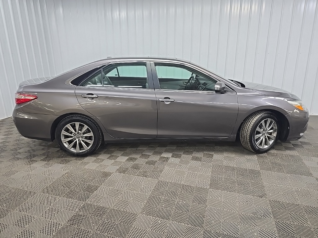2015 Toyota Camry XLE photo 2