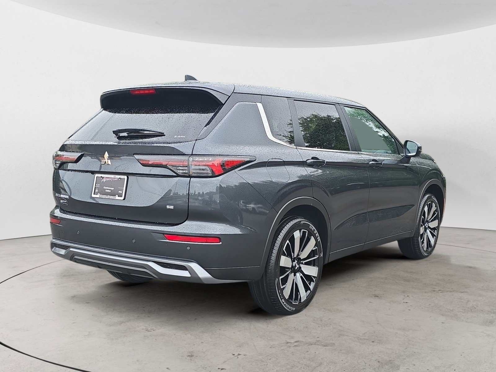 2025 Mitsubishi Outlander SE photo 2