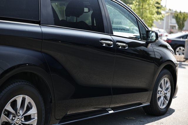 2024 Toyota Sienna XLE photo 8