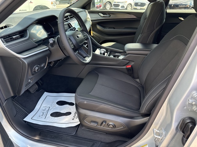 2025 Jeep Grand Cherokee Laredo X photo 9