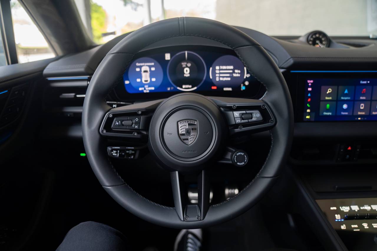 2025 Porsche Macan Turbo Electric photo 7