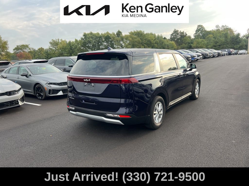 2024 Kia Carnival LX photo 3