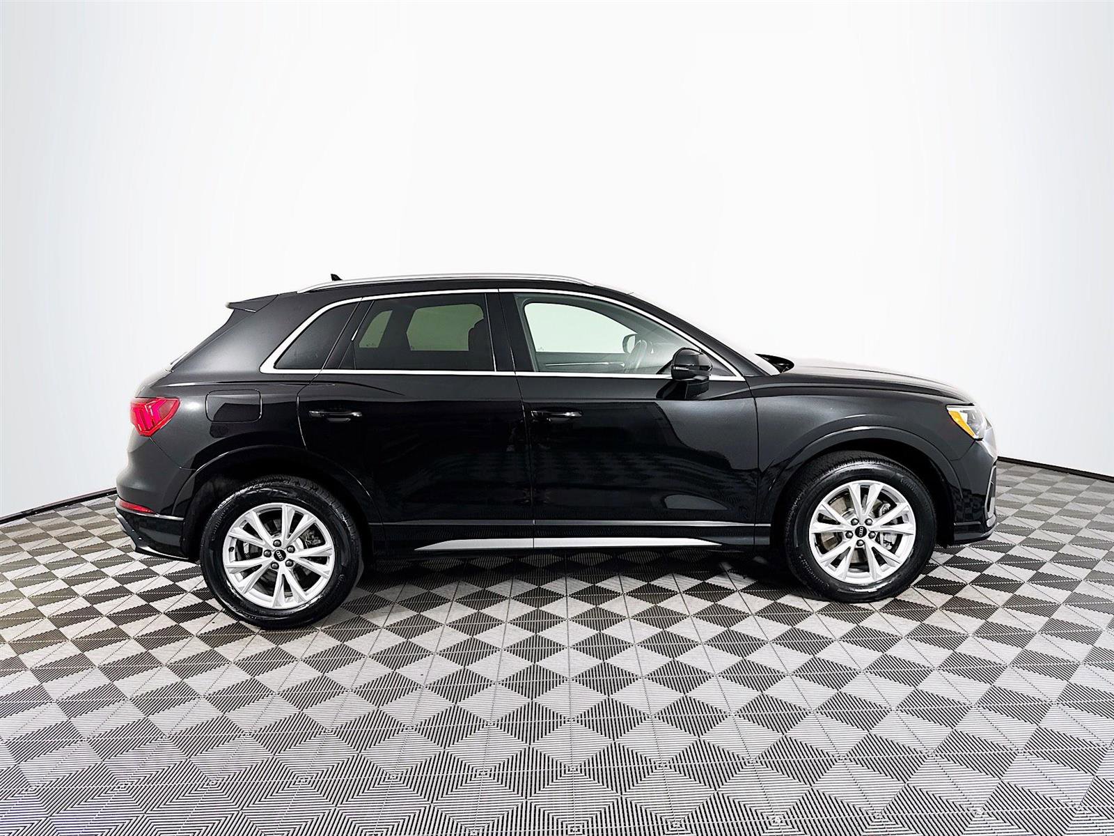 2021 Audi Q3 45 TFSI S line Premium photo 4
