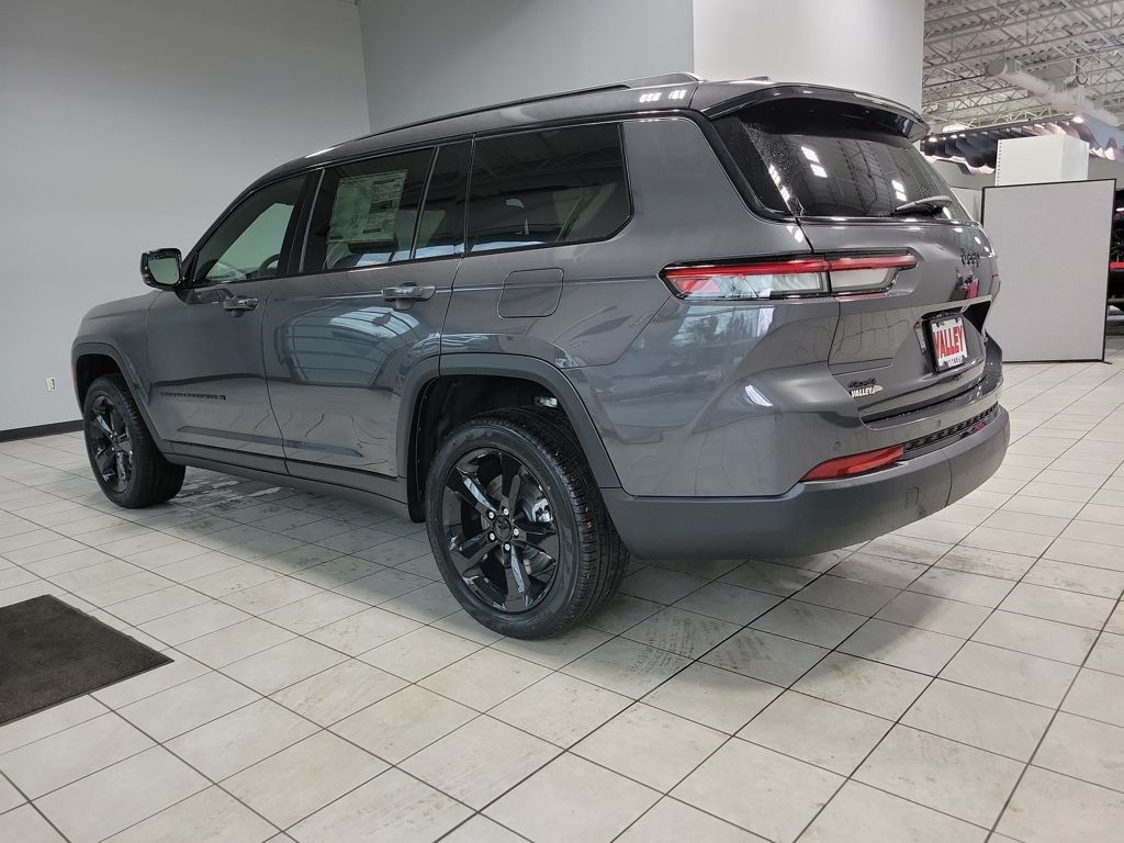 2025 Jeep Grand Cherokee Limited photo 3