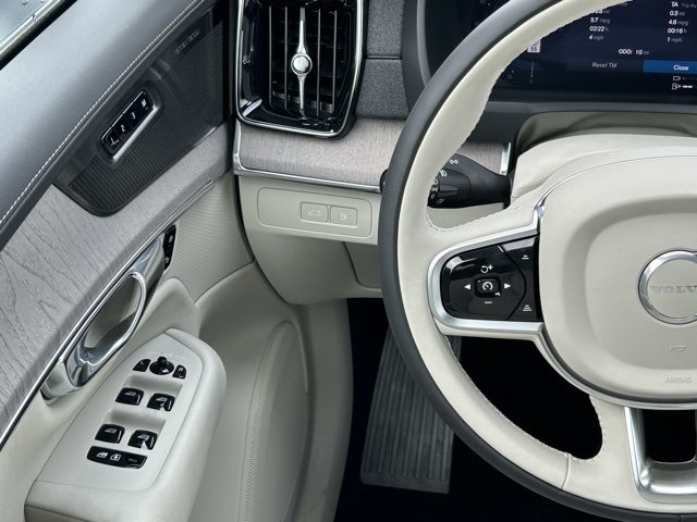 2025 Volvo XC90 T8 AWD photo 17