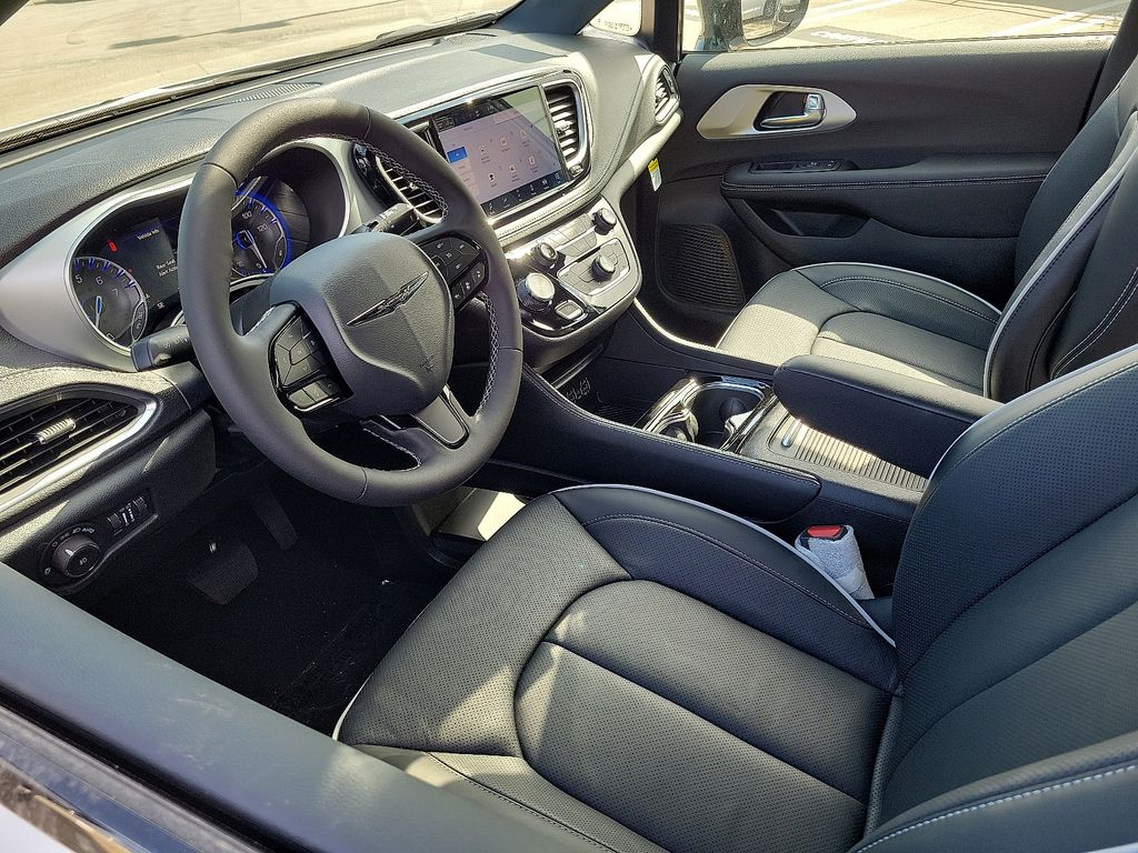 2025 Chrysler Pacifica Limited photo 2