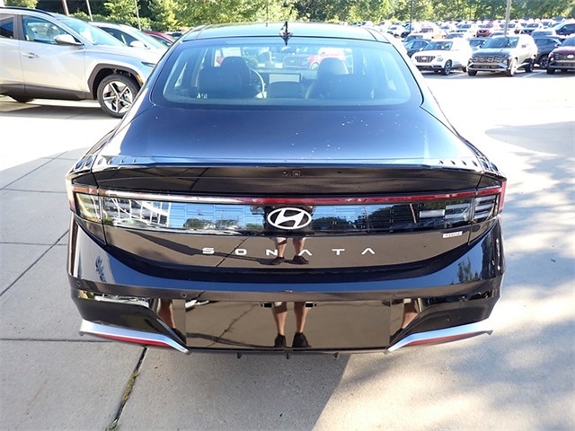 2025 Hyundai Sonata Hybrid Limited photo 2