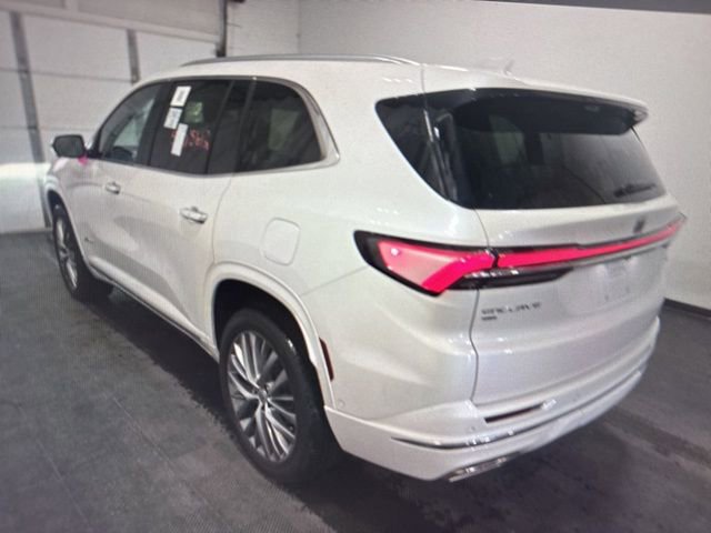 2025 Buick Enclave Avenir photo 4